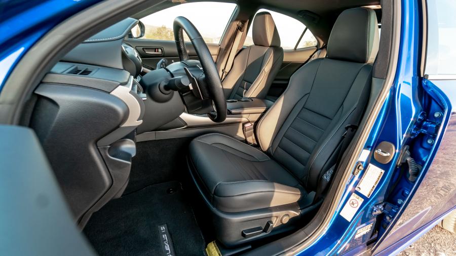 Интерьер Lexus IS350 F-Sport (XE30) 2016 года  (NA) (фото 28 из 32)